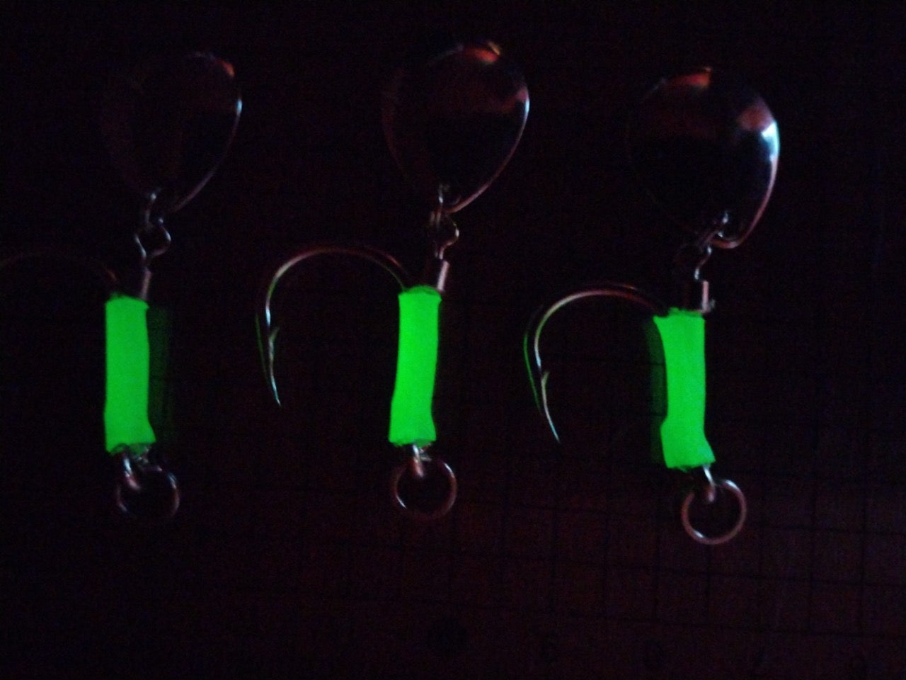 Glow-in-the-Dark Spinner Blade Single Hook for Tuna & Jig Fishing -  5 Different Sizes